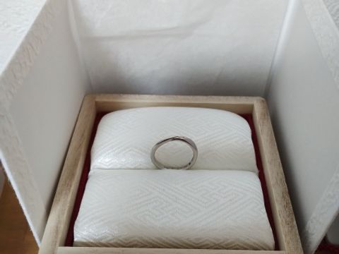 【TOMOE(トモエ)の口コミ】 細めのウェーブ型で指にはめた時に指が長く見える。また、男性用、女性用…