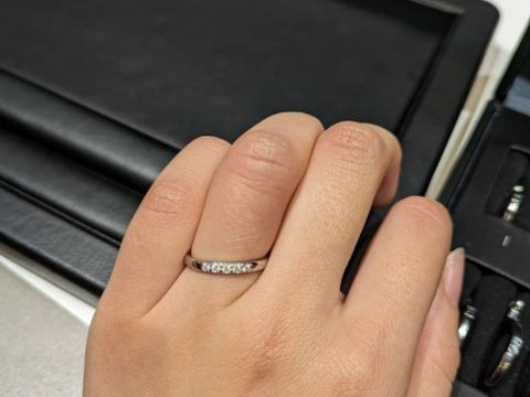 【ラザール ダイヤモンド(LAZARE DIAMOND)の口コミ】 初めはエタニティリングにしようと思っていましたが、プラチナが見えてい…