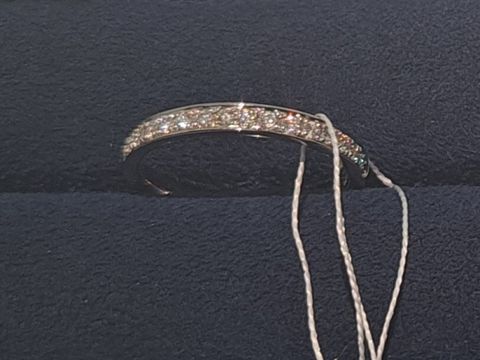 【4℃ BRIDAL(ヨンドシーブライダル)の口コミ】 ストレートのタイプなので、重ねづけがしやすいデザインです。ハーフエタ…