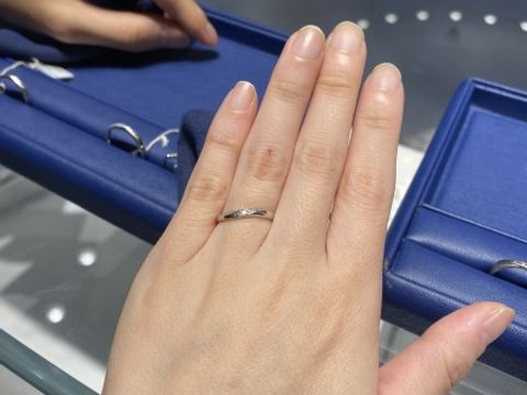 【銀座ダイヤモンドシライシの口コミ】 シンプルなデザインで長く使えると感じました。ダイヤの数も控えめでそこ…