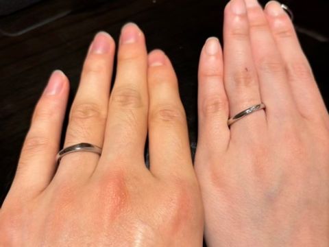 【ケイウノ ブライダル(K.UNO BRIDAL)の口コミ】 ・シンプルで歳をとってもつけやすいデザイン
・指が綺麗に見えるデザイン…