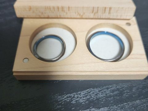 【SORA(ソラ)の口コミ】 指輪の色が背景によって変わって見えます。私たちのは水色なのですが、置…