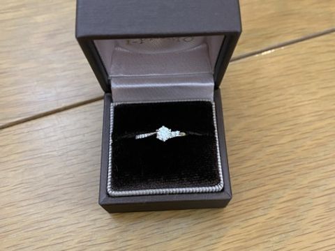 【アイプリモ(I-PRIMO)の口コミ】 リングのデザインとなるダイヤモンドが非対称的なデザインで色々な角度か…