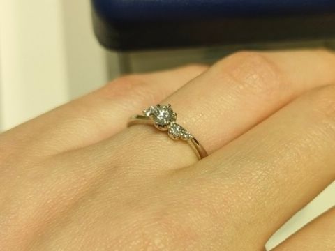 【銀座ダイヤモンドシライシの口コミ】 婚約指輪と言えばこのデザインというところに惹かれました。特に中央のダ…