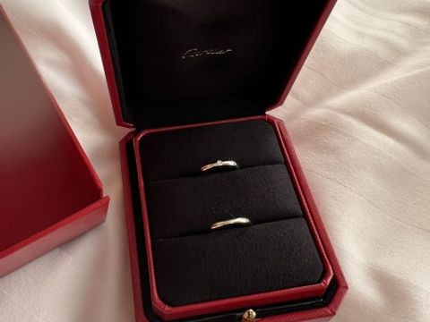 【カルティエ(Cartier)の口コミ】 長年着用できる、飽きのこないシンプルなデザインです。センターのダイヤ…