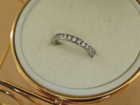 【ROYAL ASSCHER(ロイヤル・アッシャー)の口コミ】 何よりも輝きがすてきでした。
もう少し大きいものや、細いものもつけまし…