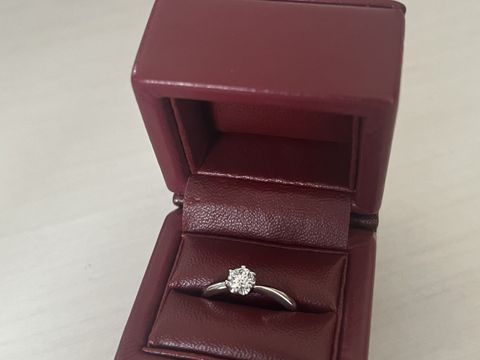 【TAKEUCHI(宝石・時計のタケウチ)の口コミ】 シンプルで流行り廃りのないデザインが良くこちらに決めました。ダイヤモ…