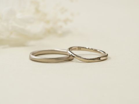 【SUNDANCE BRIDALの口コミ】 婚約指輪と一緒につけた際にダイヤモンドのカーブと重なるようにU字カット…