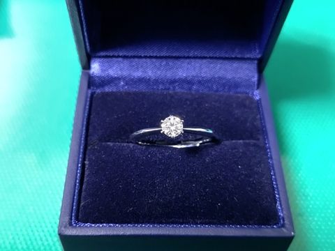 【銀座ダイヤモンドシライシの口コミ】 プロポーズリングなので婚約者にあとから好みの指輪を選んでもらえる点は…