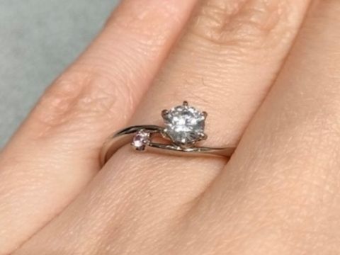 【アイプリモ(I-PRIMO)の口コミ】 よくあるワンポイントのエンゲージリングではなく、ウェーブが強調された…