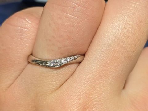 【銀座ダイヤモンドシライシの口コミ】 他店を訪問済みでプラチナが見えるデザインが気になっていたのでこちらを…