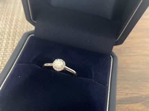 【銀座ダイヤモンドシライシの口コミ】 デザインもかわいらしく、お花モチーフなところがまた可愛い！個人的にピ…