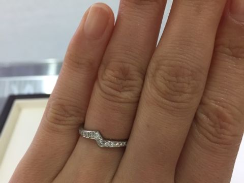 【俄(にわか)の口コミ】 結婚指輪はシンプルなデザインで探していたのですが、ダイヤがたくさんつ…