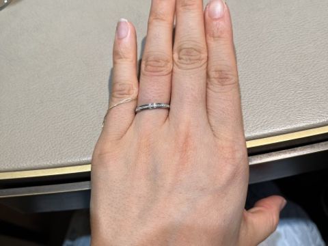 【カルティエ(Cartier)の口コミ】 指輪全体のラインにダイヤが並んでるわけではなく真ん中にラインが並んで…
