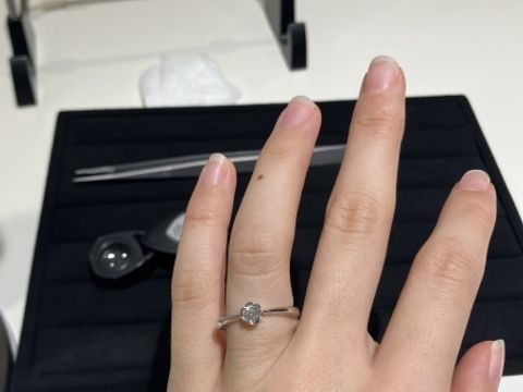 【TRECENTI(トレセンテ)の口コミ】 お花のデザインの指輪がかわいかったので、来店しました。指輪かネックレ…
