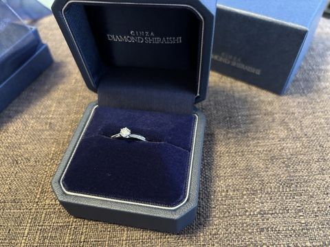 【銀座ダイヤモンドシライシの口コミ】 台座が低く普段からつけやすい点と、上品な流れるようなサイドメレに惹か…