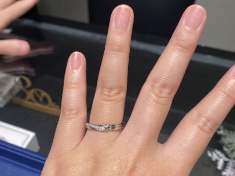 【エクセルコダイヤモンド(EXELCO DIAMOND)の口コミ】 ダイヤが流れるようなデザインで入っており、幅も広いので存在感がある。…