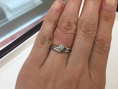 【俄(にわか)の口コミ】 桜の花びらをイメージしたデザインに一目ぼれです。深めのVラインは手元を…