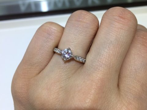 【俄(にわか)の口コミ】 とてもゴージャスです。4本爪と言われるとめかただそうで、ダイヤも綺麗に…