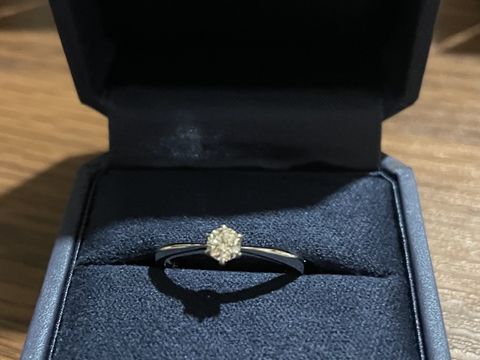【TRECENTI(トレセンテ)の口コミ】 シンプルなデザインであり、結婚指輪が他のブランドでも重ねづけしやすい…