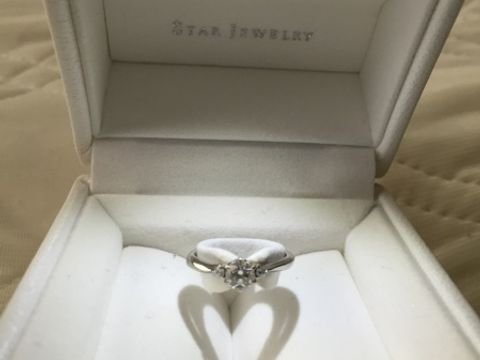 【STAR JEWELRY(スタージュエリー)の口コミ】 中央にメインのダイヤ、左右に小さなダイヤが入っていて、ストレートで細…