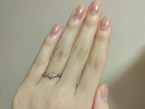 【銀座ダイヤモンドシライシの口コミ】 王道な婚約指輪っぽさもありながらも、アシンメトリーで他にないデザイン…
