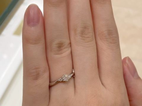 【4℃ BRIDAL(ヨンドシーブライダル)の口コミ】 メレダイヤが両側に1つずつ付いたシンプルで王道なデザインです。ダイヤの…