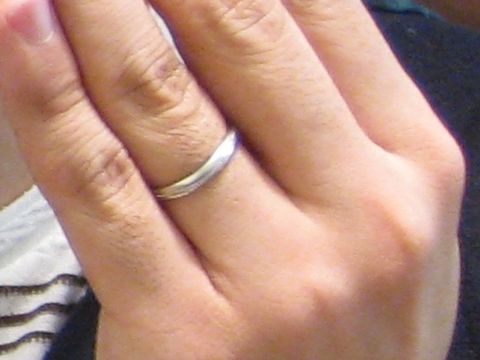 【JEWELRY  KAMATA(ジュエリーかまた)の口コミ】 ねじれと中央のデザインが特徴的なリングです。
店頭でディスプレイされて…