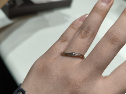 【アイプリモ(I-PRIMO)の口コミ】 ダイヤがあり、地金が2種類あるタイプの指輪を探していました。こちらはダ…