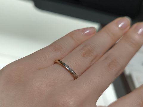 【俄(にわか)の口コミ】 ダイヤが入っていて、地金が2種類のリングをさがしていたため。ウェーブタ…