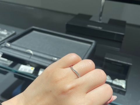 【エクセルコダイヤモンド(EXELCO DIAMOND)の口コミ】 他ブランドでは華奢なデザインで丈夫な指輪が少なかったものの、こちらの…