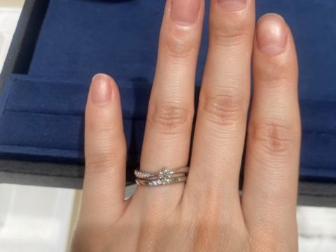 【4℃ BRIDAL(ヨンドシーブライダル)の口コミ】 アシンメトリーなデザインであるため、個性的なところを魅力に感じ試着さ…