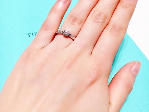 【ティファニー(Tiffany & Co.)の口コミ】 サイドにもダイヤがついており、一周ほとんどダイヤでキラキラしています…