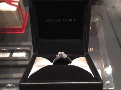【エクセルコダイヤモンド(EXELCO DIAMOND)の口コミ】 ダイヤモンドの質とリングの繊細なミル打ちのデザインが気に入りました。…