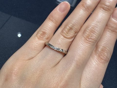 【ROYAL ASSCHER(ロイヤル・アッシャー)の口コミ】 緩やかなV字なので、ウェーブにも見えるデザインに惹かれました。ダイヤが…