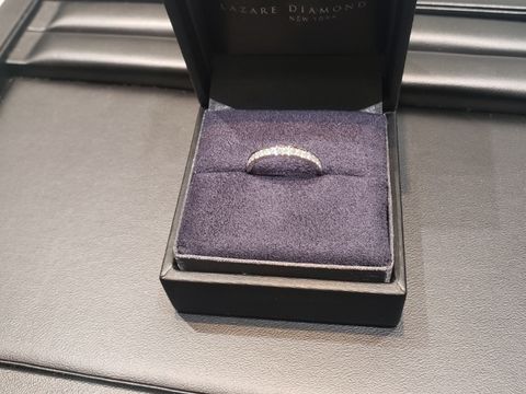 【ラザール ダイヤモンド(LAZARE DIAMOND)の口コミ】 フルエタニティリングでどの角度からみても、もの凄く綺麗なので気に入り…