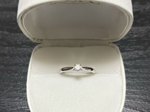 【カオキ　ダイヤモンド専門卸直営店の口コミ】 値段の価格を事前に伝えて彼女と一緒に決めました！
彼女の指にはシンプル…