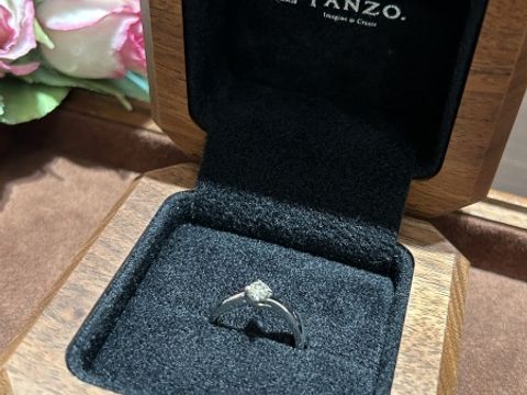 【TANZO.(鍛造指輪)の口コミ】 ウェーブが合ってそれがとてもきれいです。
ダイヤモンドも厳選して選んだ…
