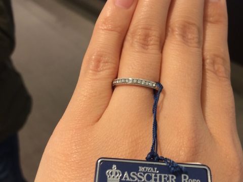 【ROYAL ASSCHER(ロイヤル・アッシャー)の口コミ】 最近は、シンプルなものより、ダイヤ入りの結婚指輪が増えていると
店員さ…