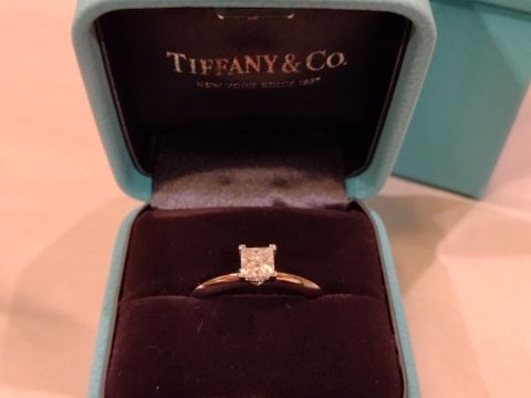 【ティファニー(Tiffany & Co.)の口コミ】 王道のラウンドブリリアンカットとだいぶ悩みましたが、シャープな印象の…