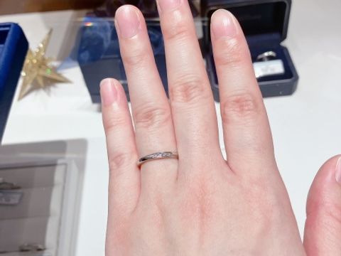 【銀座ダイヤモンドシライシの口コミ】 ストレートのタイプでダイヤの入った、日常でつけやすくてシンプルで飽き…