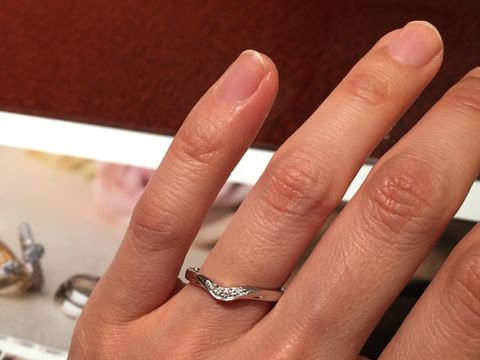 【JEWELRY  KAMATA(ジュエリーかまた)の口コミ】 どんな婚約指輪にも、合わせやすいデザインでした。婚約指輪と重ね付けす…