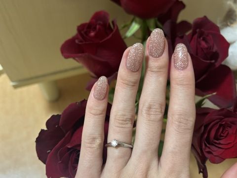 【エクセルコダイヤモンド(EXELCO DIAMOND)の口コミ】 ダイヤモンドの全体が見えるようなリングの作りでとても美しいです。
また…