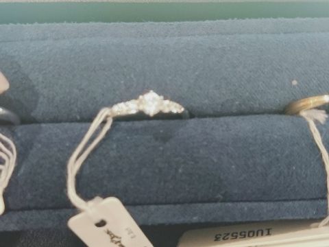 【4℃ BRIDAL(ヨンドシーブライダル)の口コミ】 試着だけで購入にはいたりませんでしたが、
とても綺麗でシンプルな婚約指…