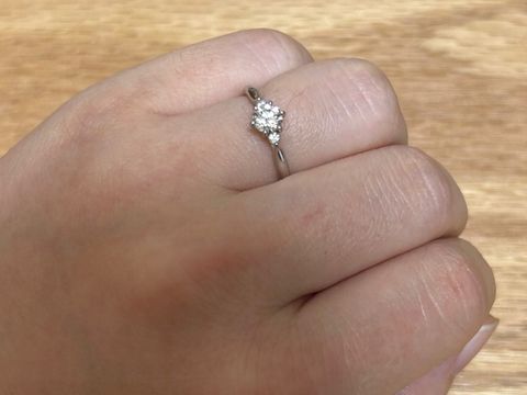 【俄(にわか)の口コミ】 メインのダイヤモンド以外に左右に２つダイヤが付いているので、ボリュー…