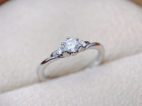 【COLANY(コラニー)の口コミ】 つけた時に指に馴染んで綺麗に見えるデザインが気に入りました。中心のダ…