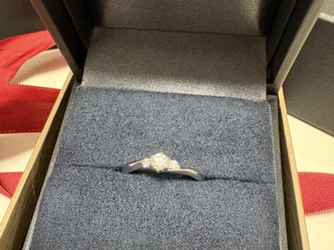 【ラザール ダイヤモンド(LAZARE DIAMOND)の口コミ】 たくさん試着させてもらいましたが、両サイドに小さなダイヤモンドがつい…