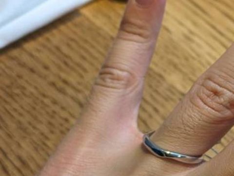 【TOMOE(トモエ)の口コミ】 カクカクしたデザインが素敵だと思い試着しました。V字デザインだと少しハ…