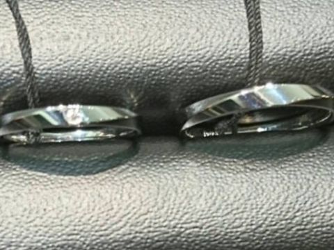 【ラザール ダイヤモンド(LAZARE DIAMOND)の口コミ】 珍しいねじれたデザインに惹かれ試着しました。太めでしっかりしているの…