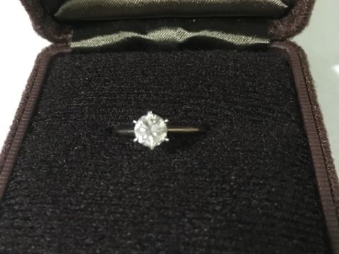 【銀座ダイヤモンドシライシの口コミ】 幼い頃からずっと憧れていたダイヤモンドのリングで、とにかく感無量とい…